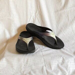 OOFOS Women’s Black Toe-Post Thong Flip Flop Sandals Size 8